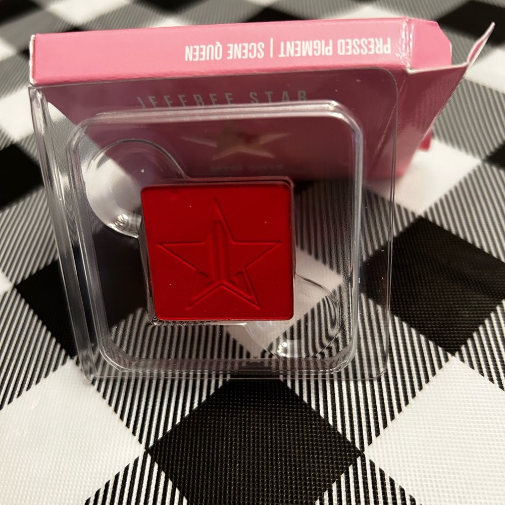 Scene Queen Deep Red Pressed Pigment Single Eyeshadow New in Box
